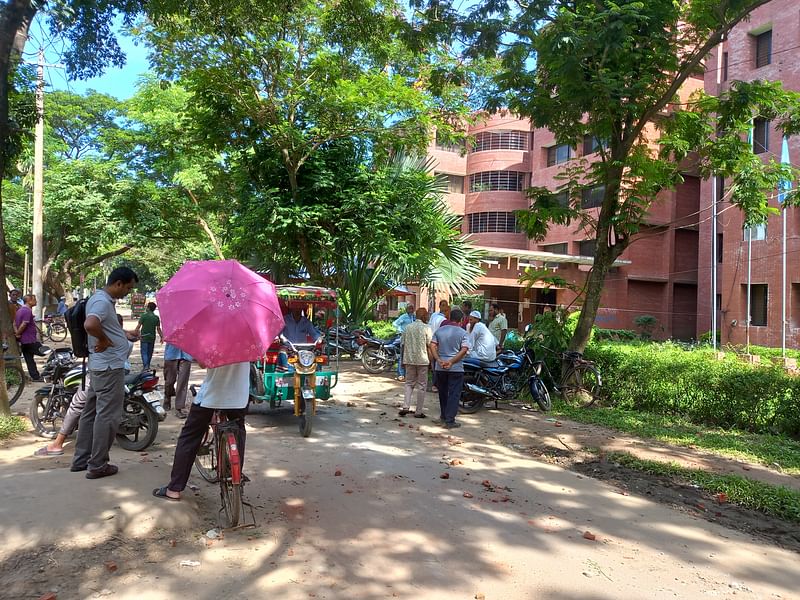 জাহাঙ্গীরনগর বিশ্ববিদ্যালয়ে নতুন প্রশাসনিক ভবনের সামনে অপেক্ষা করছেন কর্মকর্তা-কর্মচারীরা। আজ বৃহস্পতিবার সকাল সাড়ে নয়টার দিকে